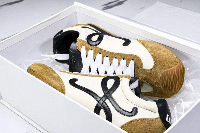 Loe*we Ballet Runner