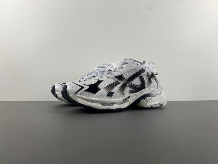 Ba*len*cia*ga runner