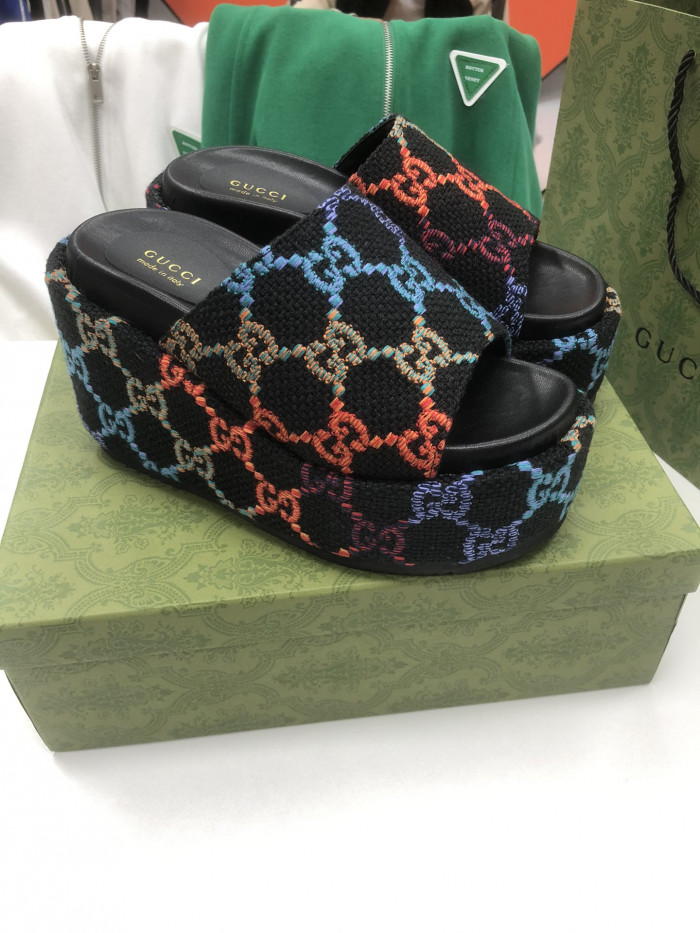 G*u*i sandals