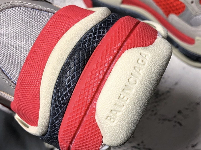 blcg triple s trainer grey red 536737 w09oh 6151