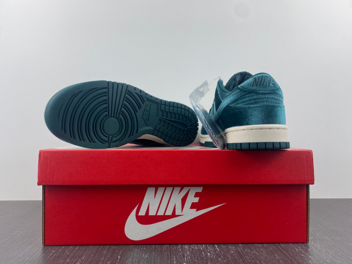 nike dunk low green velvet dz5224-300
