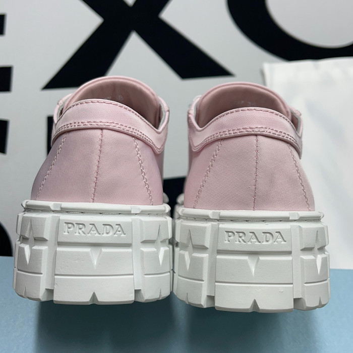 pra*a low top sneake