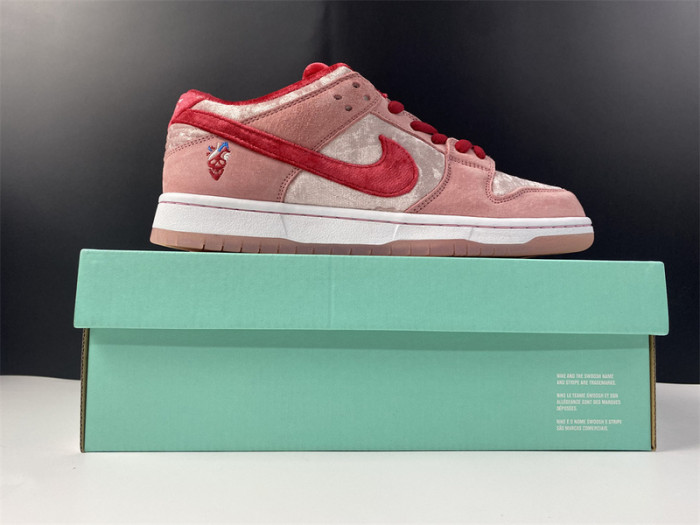 nike sb dunk low strangelove skateboards ct2552-800