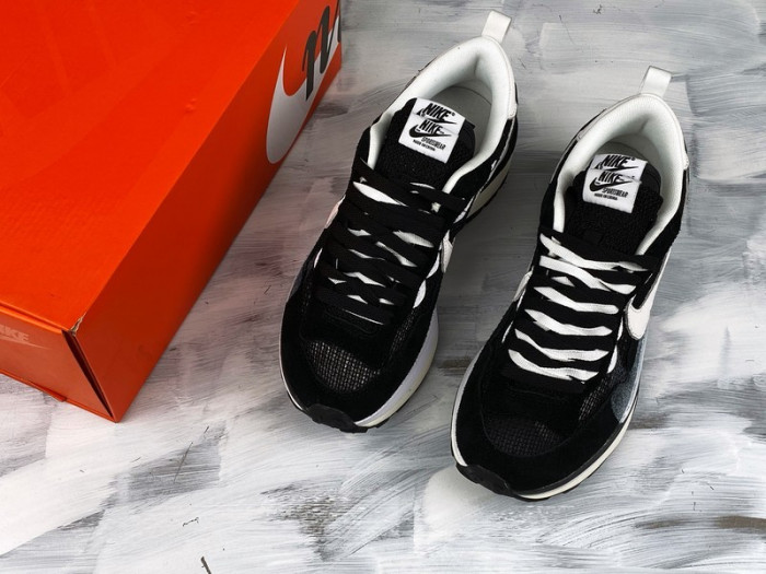 nike vaporwaffle sacai black white cv1363-001