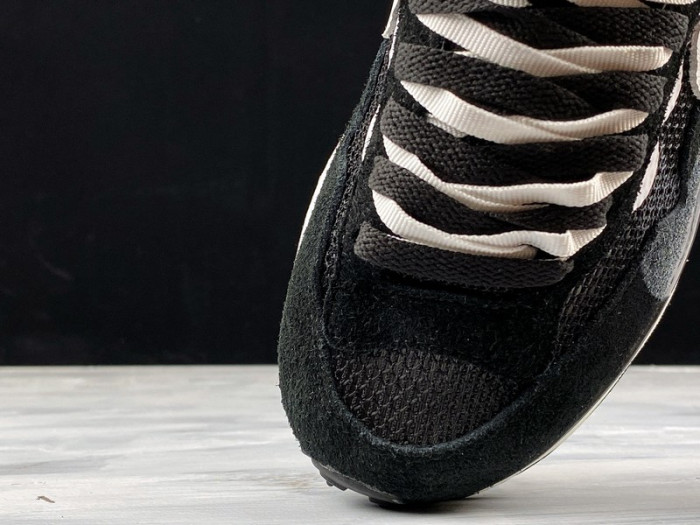 nike vaporwaffle sacai black white cv1363-001