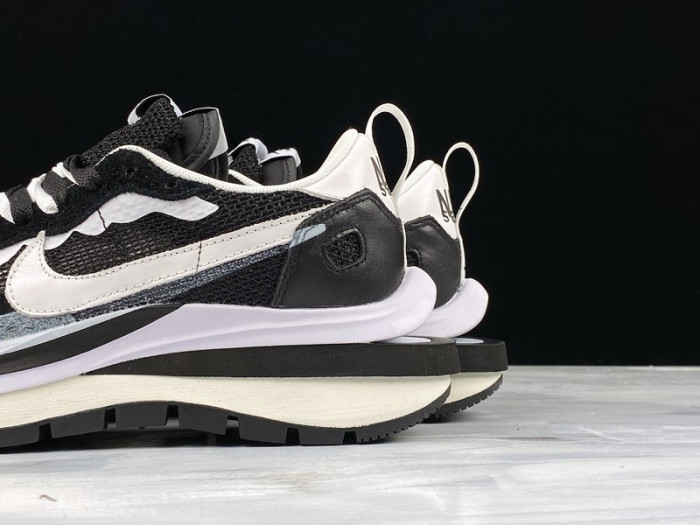 nike vaporwaffle sacai black white cv1363-001