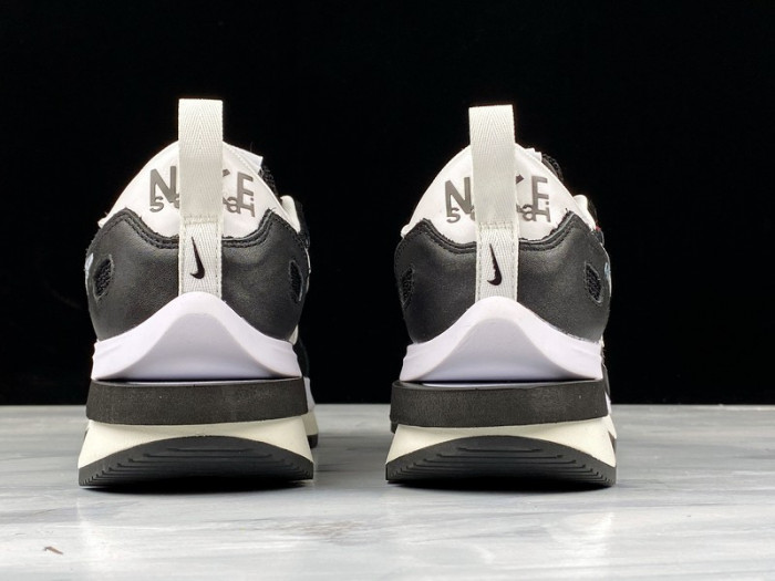 nike vaporwaffle sacai black white cv1363-001