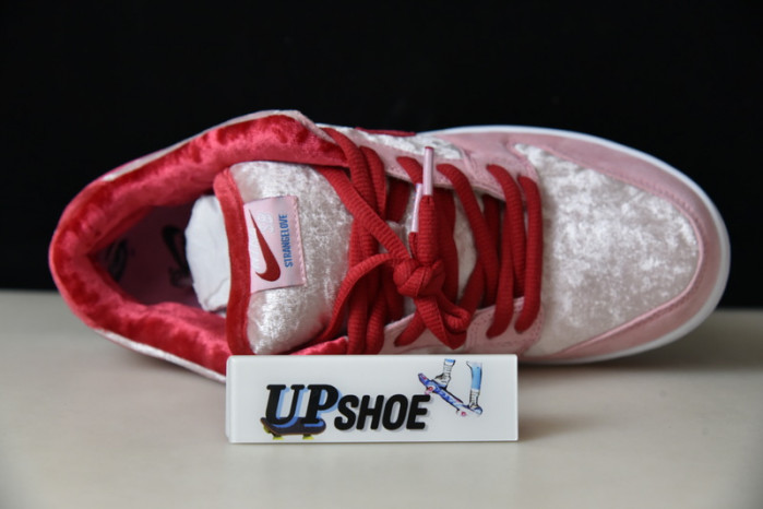 nike sb dunk low strangelove skateboards ct2552-800