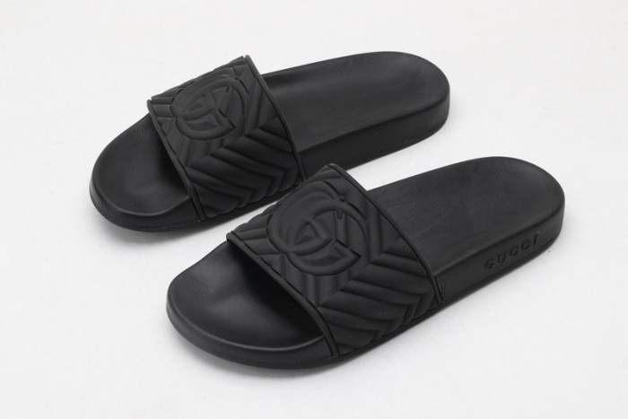 G*u*i sandals