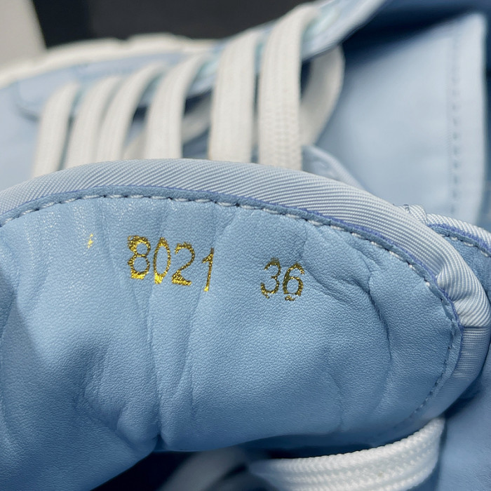 pra*a low top sneake