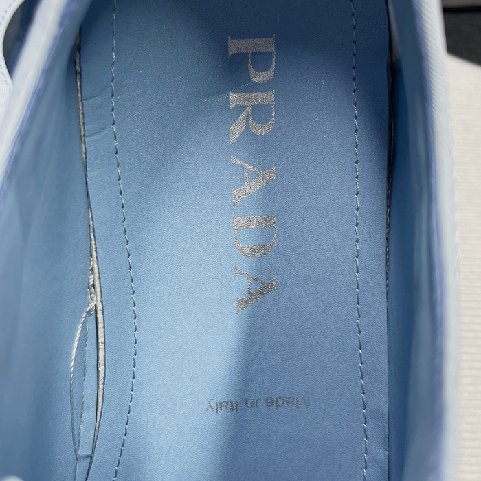 pra*a low top sneake